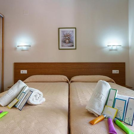 Hostal Costabella Powered By Faro Homes 푸엔히롤라 외부 사진