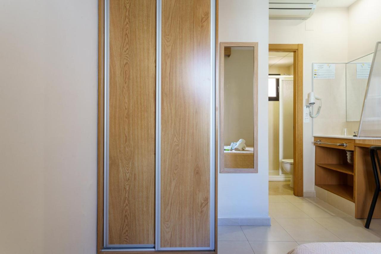 Hostal Costabella Powered By Faro Homes 푸엔히롤라 외부 사진