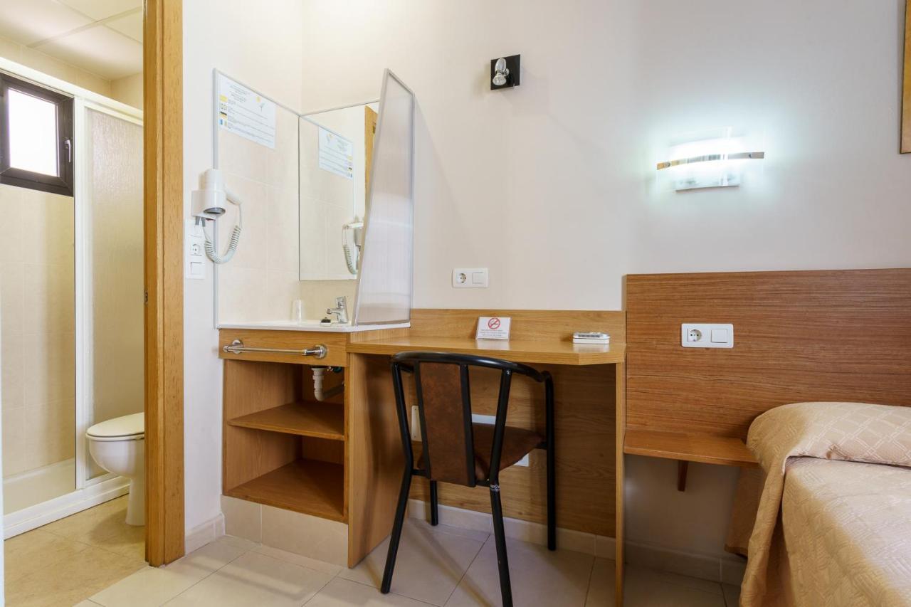 Hostal Costabella Powered By Faro Homes 푸엔히롤라 외부 사진