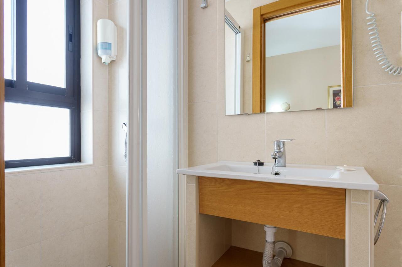 Hostal Costabella Powered By Faro Homes 푸엔히롤라 외부 사진