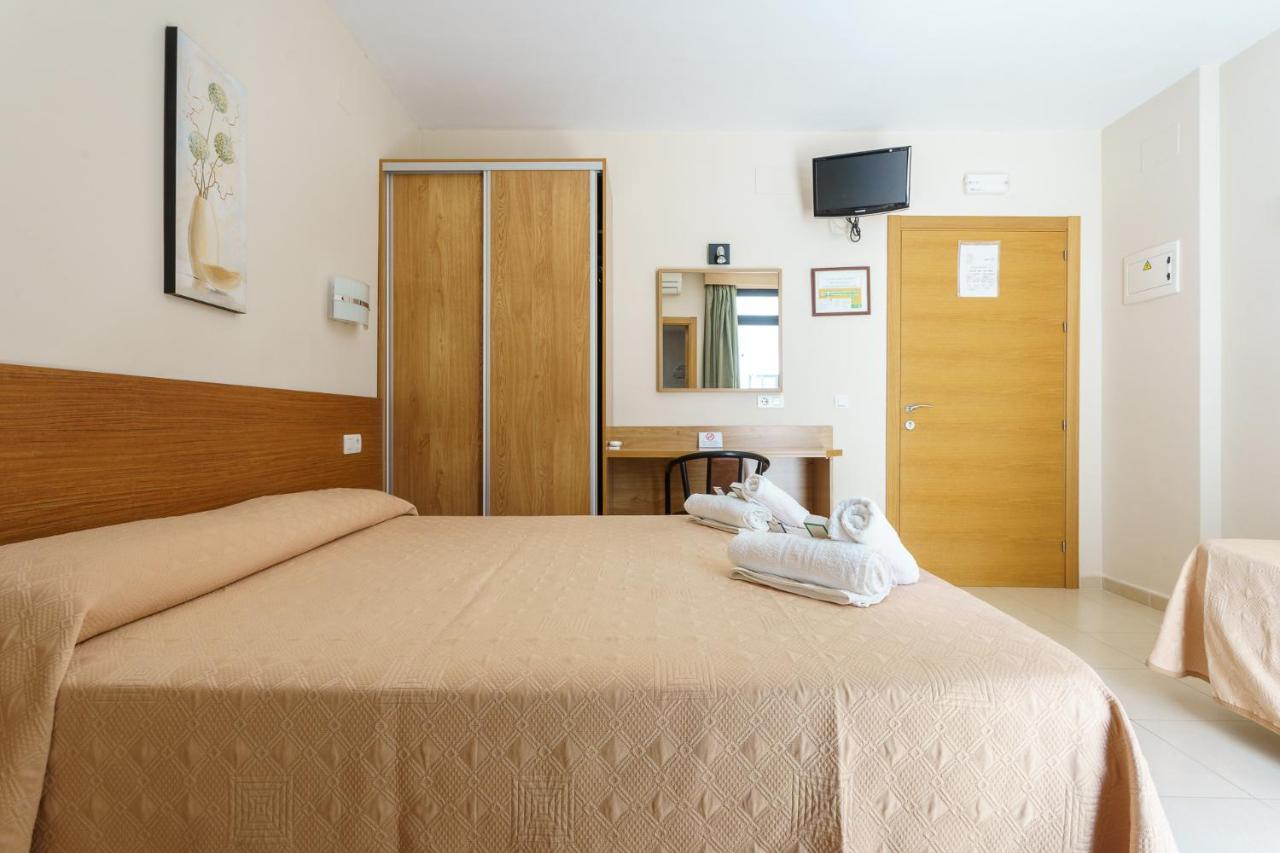 Hostal Costabella Powered By Faro Homes 푸엔히롤라 외부 사진