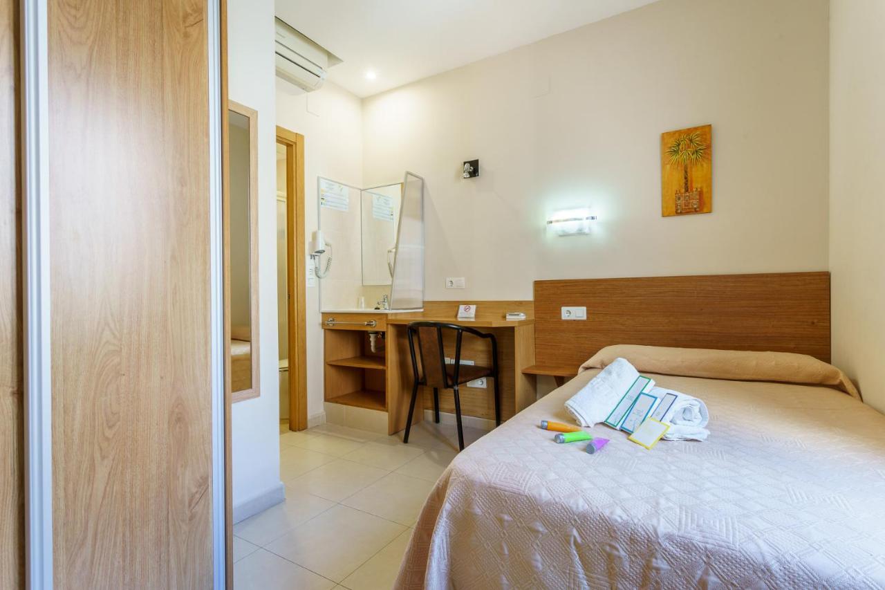 Hostal Costabella Powered By Faro Homes 푸엔히롤라 외부 사진