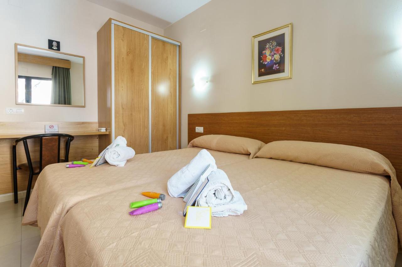 Hostal Costabella Powered By Faro Homes 푸엔히롤라 외부 사진