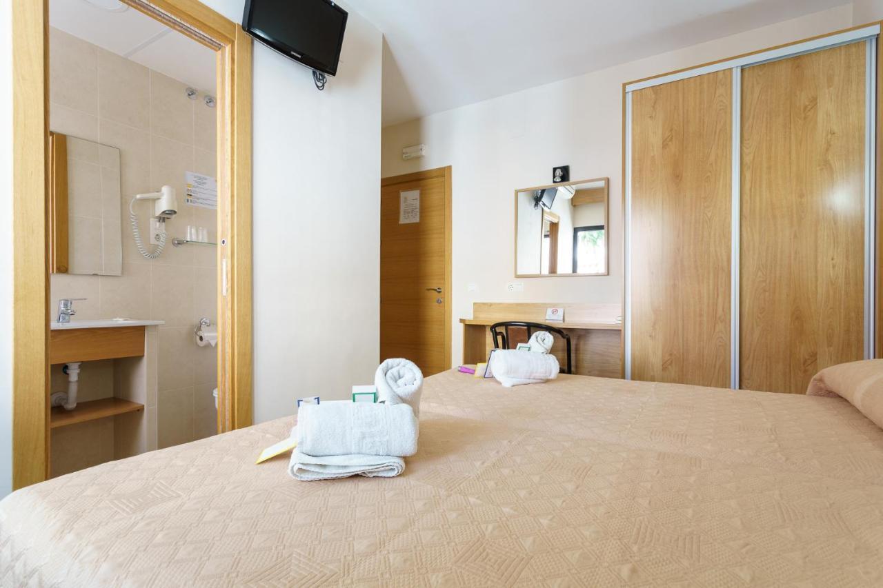 Hostal Costabella Powered By Faro Homes 푸엔히롤라 외부 사진