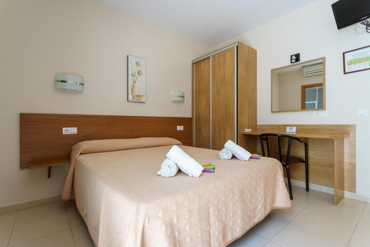 Hostal Costabella Powered By Faro Homes 푸엔히롤라 외부 사진