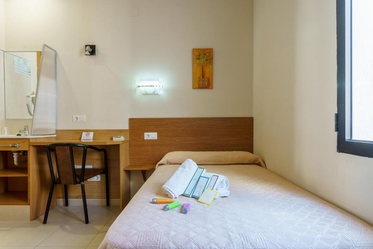 Hostal Costabella Powered By Faro Homes 푸엔히롤라 외부 사진