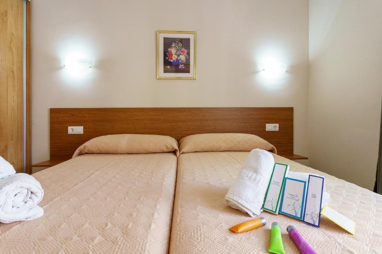 Hostal Costabella Powered By Faro Homes 푸엔히롤라 외부 사진