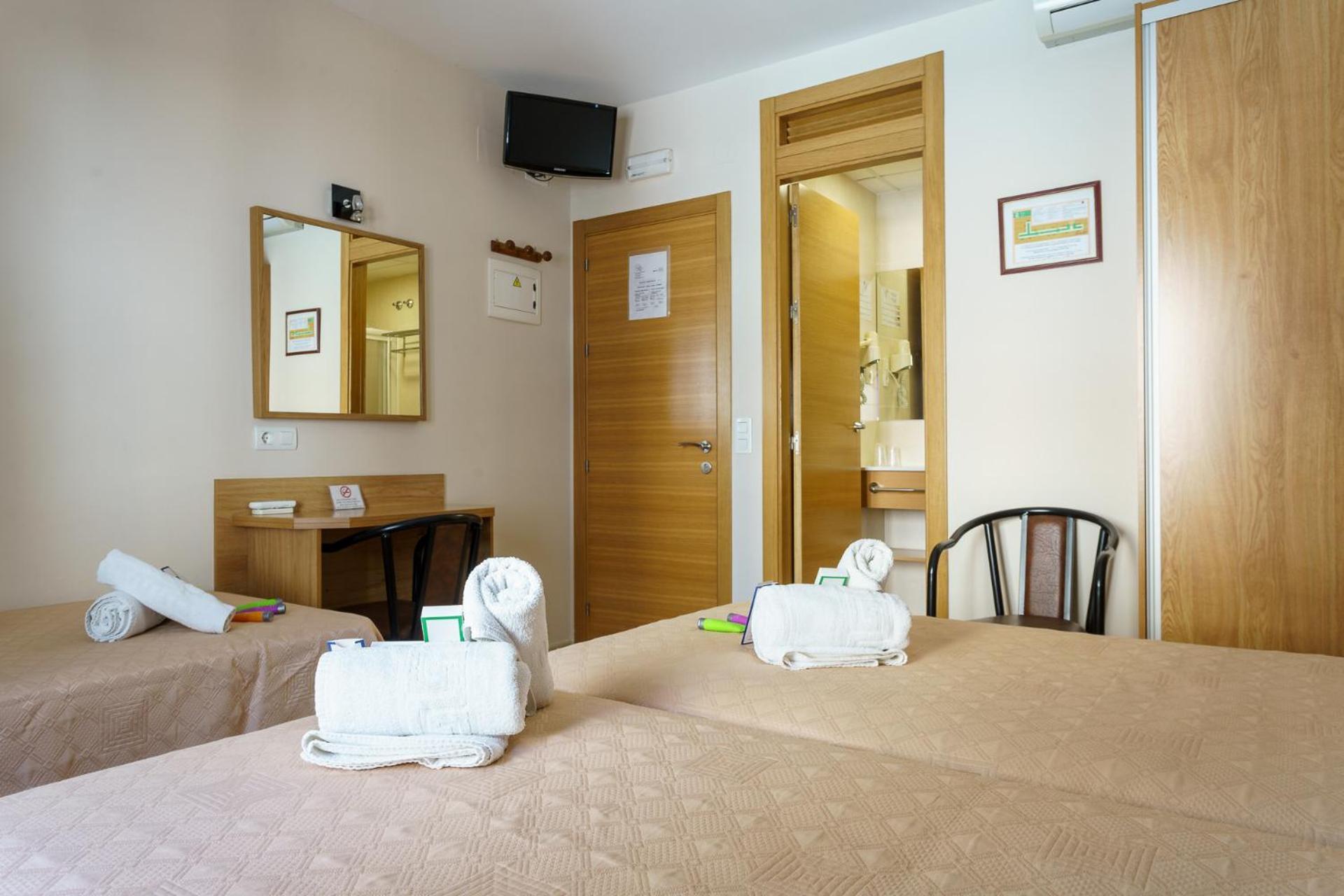 Hostal Costabella Powered By Faro Homes 푸엔히롤라 객실 사진