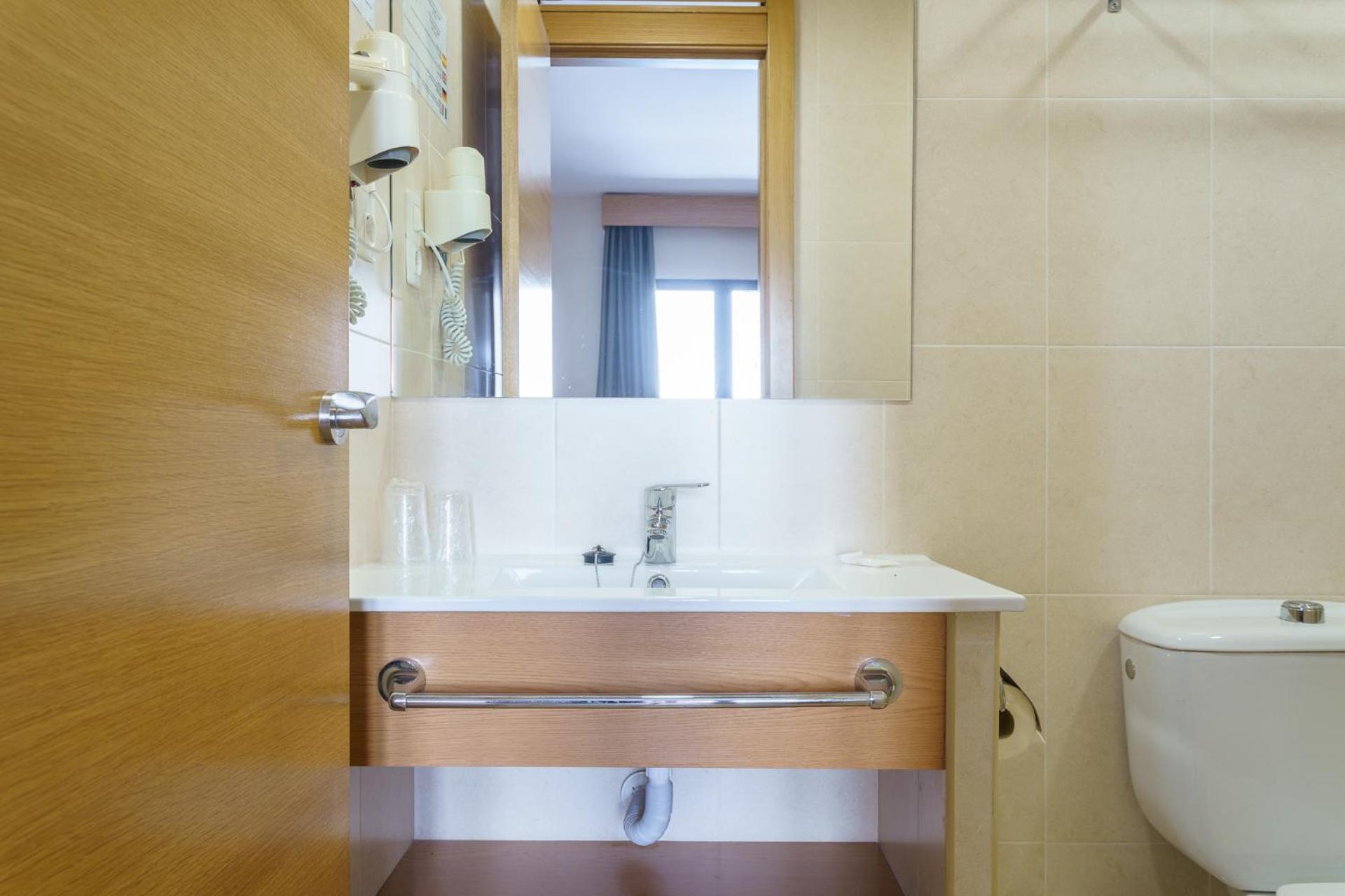 Hostal Costabella Powered By Faro Homes 푸엔히롤라 객실 사진