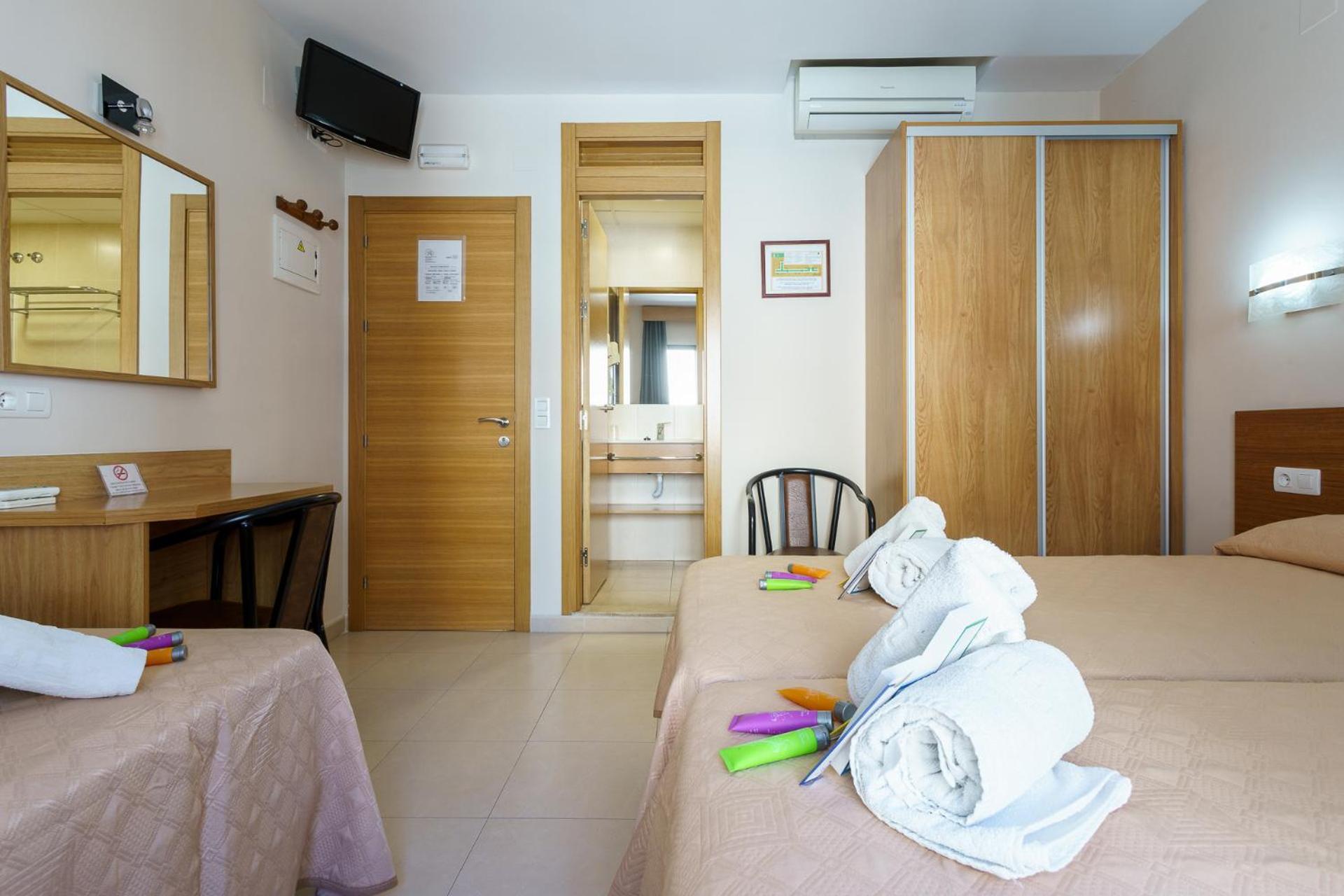 Hostal Costabella Powered By Faro Homes 푸엔히롤라 객실 사진